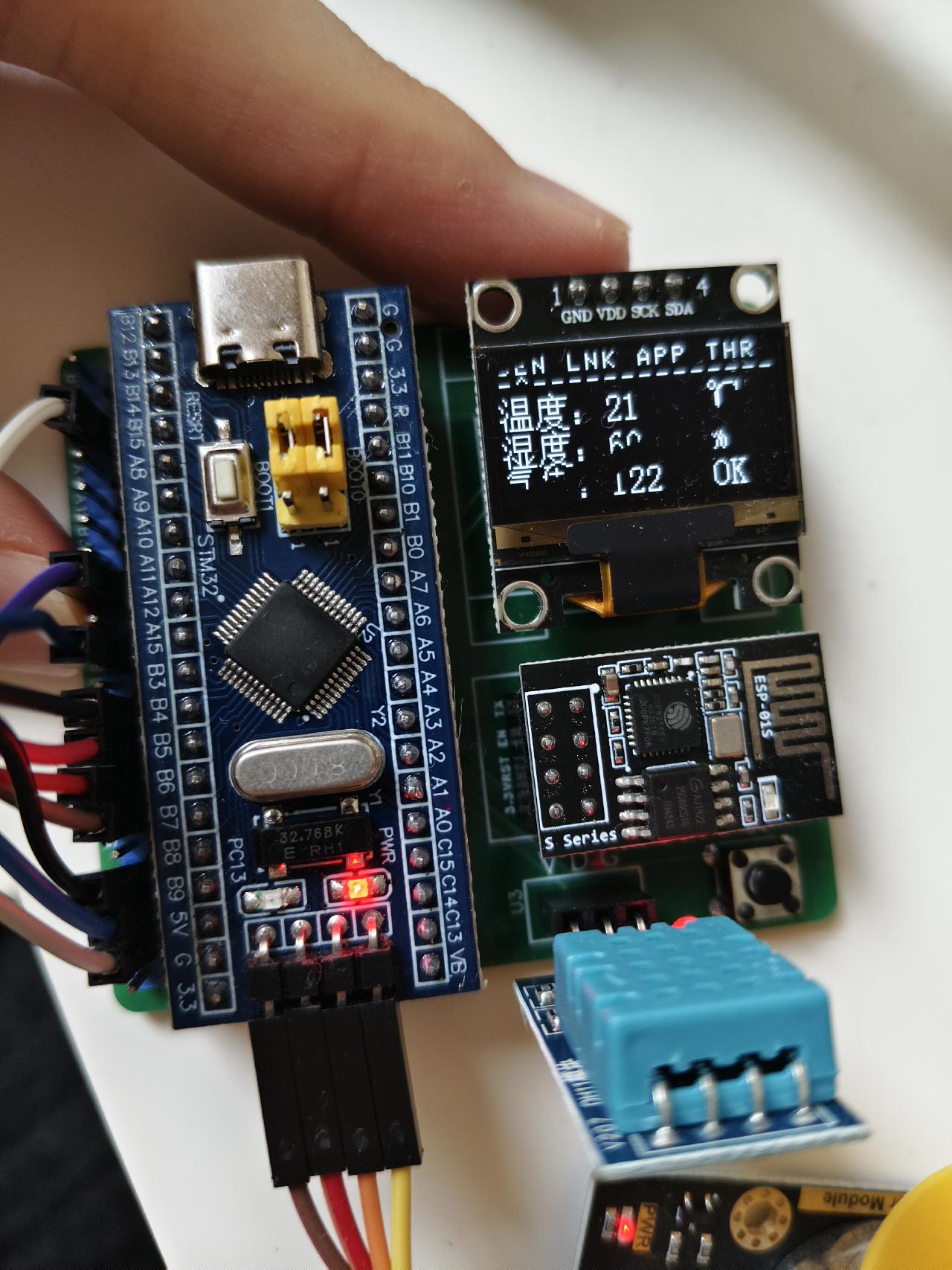 设备端实物：OLED 显示传感器数据